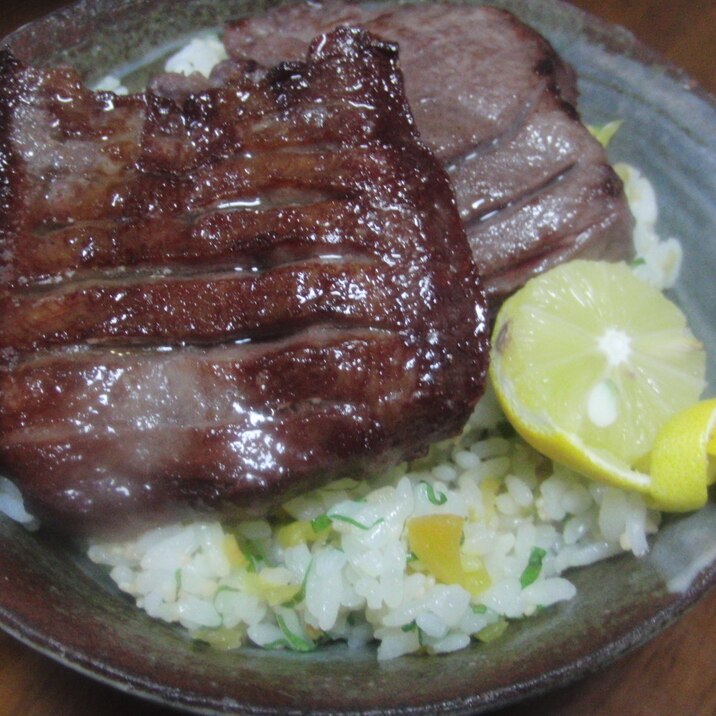 漬けもの飯の厚切り牛タン丼